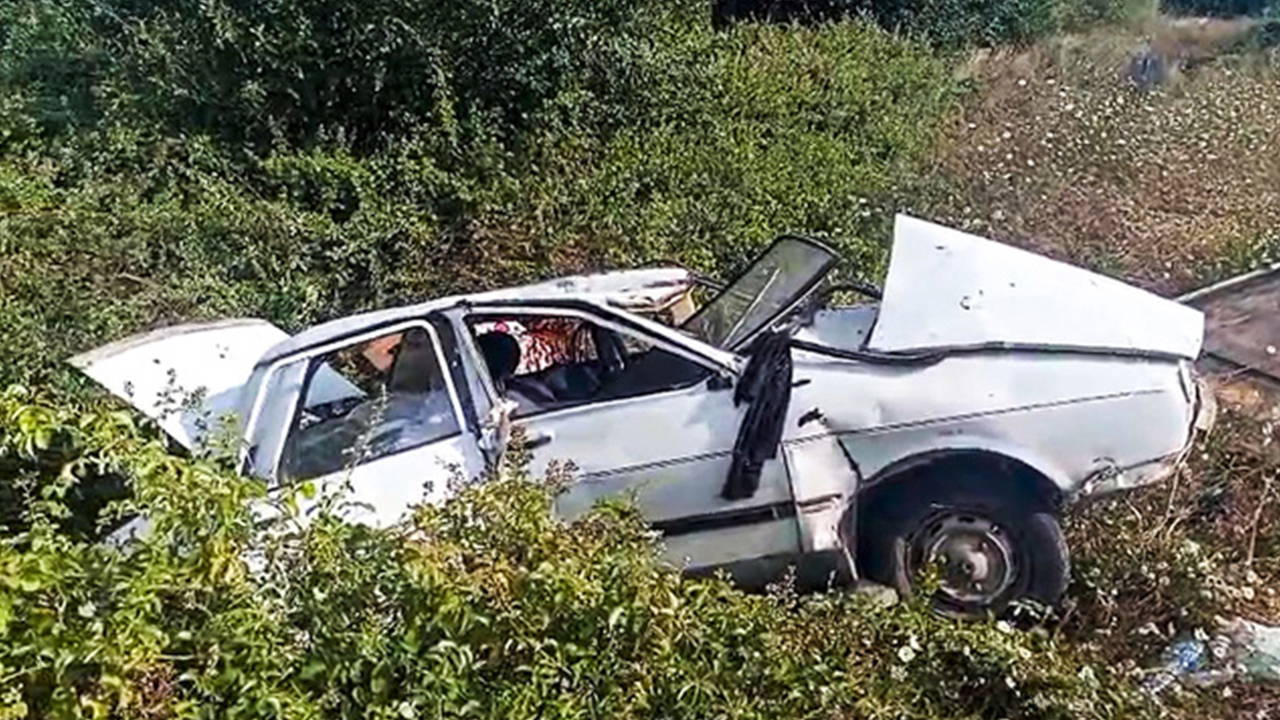 Adana Kozan'da Zincirleme Trafik Kazası: Otomobil Narenciye Bahçesine Uçtu, 4 Yaralı
