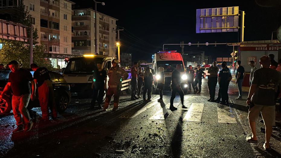 Kırmızı ışık ihlali kazaya yol açtı: 1 ağır, 5 yaralı