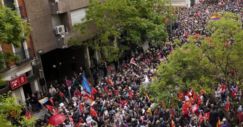 Madrid'de toplanan binlerce kişi, İspanya Başbakanı Sanchez'e istifa etme çağrısında bulundu.