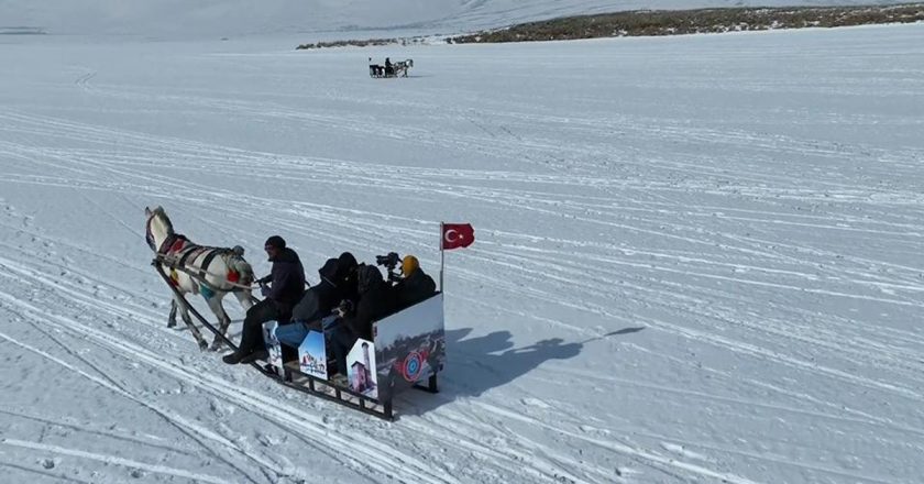 Çıldır Gölü'nde atlı kızak gezintisi