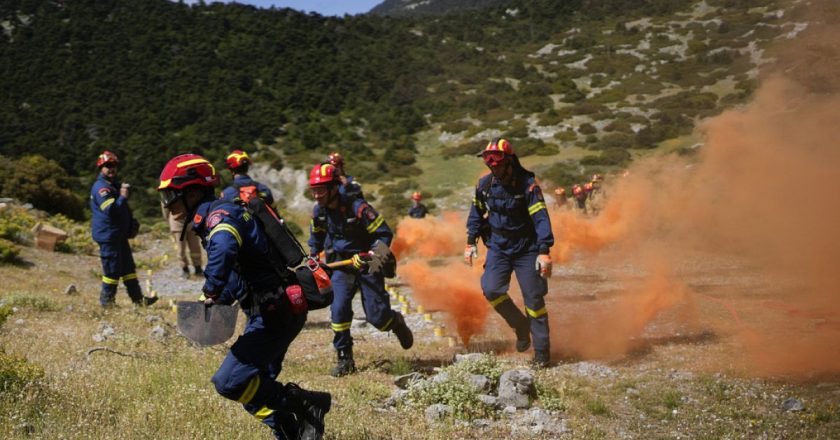 Yunanistan'da yangın sezonu erken başladı;  İtfaiyeciler 'rekor'a hazırlanıyor