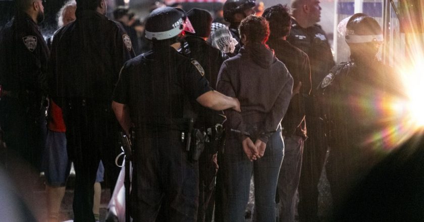 Amerika Birleşik Devletleri'nde polis Columbia Üniversitesi'ne baskın düzenledi;  Filistin yanlısı protestocular püskürtüldü