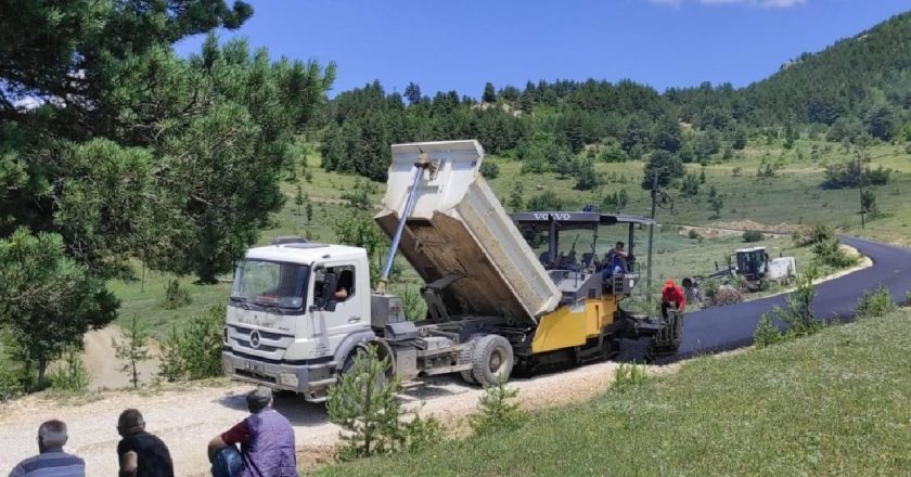 Artvin köyünün sokaklarında asfaltlama çalışmaları devam ediyor