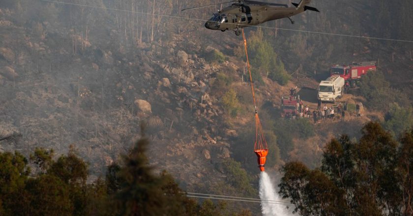 Mehmetçik, yangın söndürme çalışmalarına 13 helikopterle destek veriyor