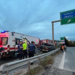 Yol tabelasına çarpan kamyonetin sürücüsü hayatını kaybetti