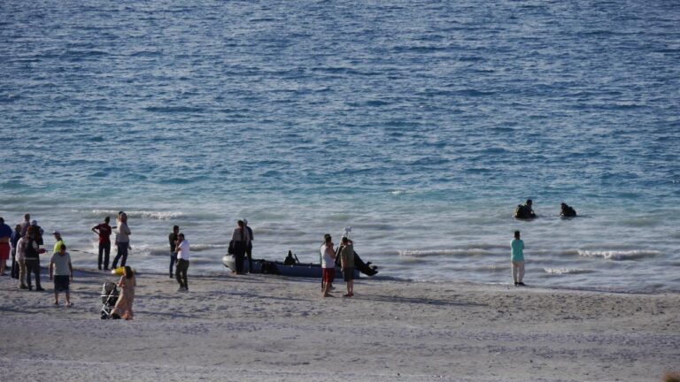 Salda Gölü'ne giren babası ve oğlu boğulma