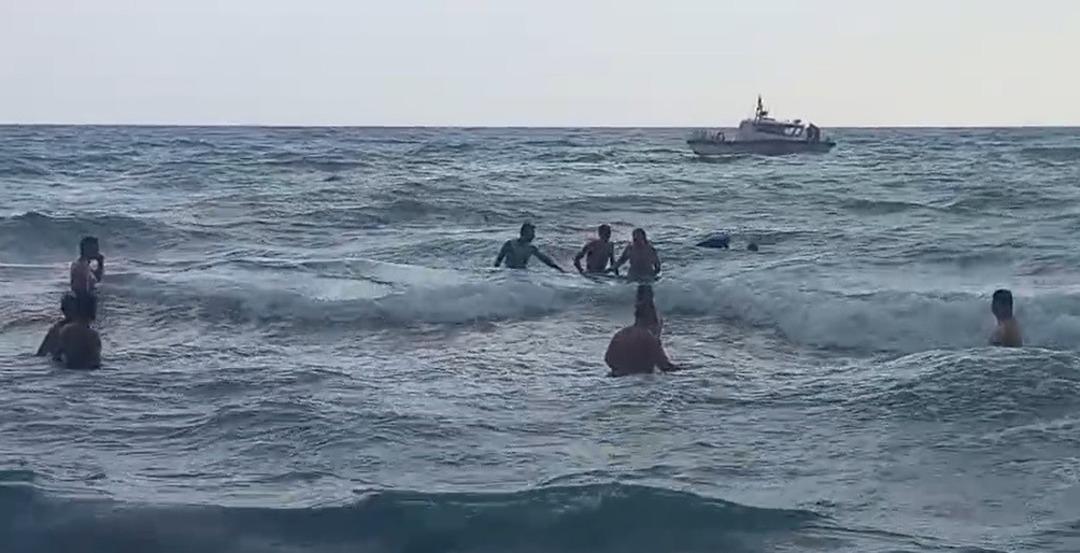 Yardım etmek için deniz yarışlarında kırbaçını görün! Korku dolu anlar 2