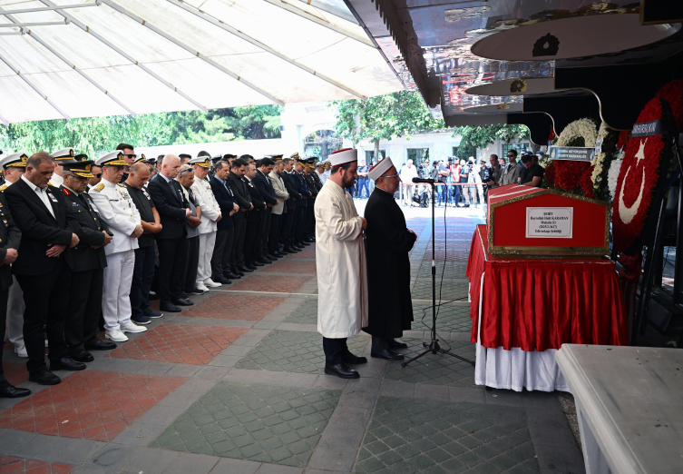 Şehitin iki askeri son yolculukları sırasında sınır dışı edildi