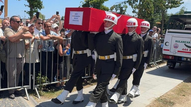 Şehitin iki askeri son yolculukları sırasında sınır dışı edildi