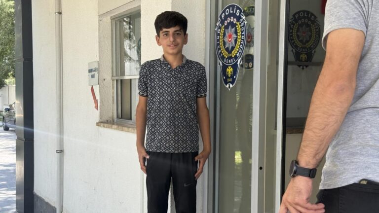 15 -Ed -Lold Boy, polise bulduğu altını teslim etti