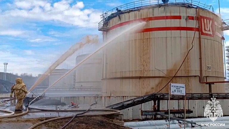 Ukrayna en büyük Rus petrol rafinerilerinden birini etkiledi