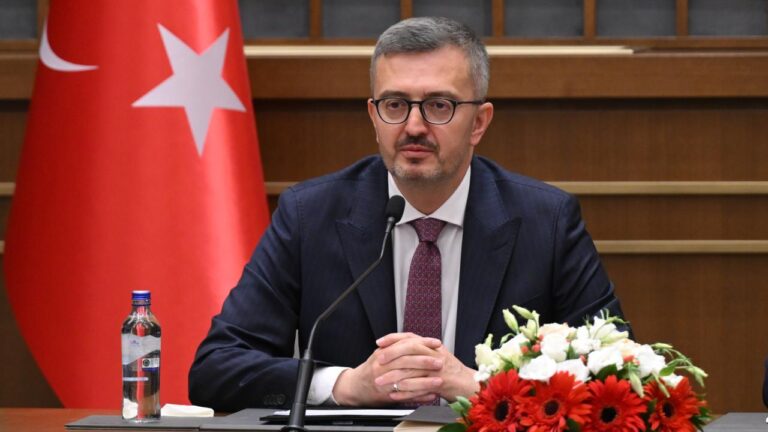 İletişim Başkanı Burnettin Duran “NES'in Sultanları” nı tebrik etti.