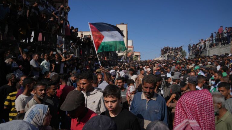 İsrail, rehinelerin teslim edilmesindeki gecikme nedeniyle insani yardımı yarıya indirdi