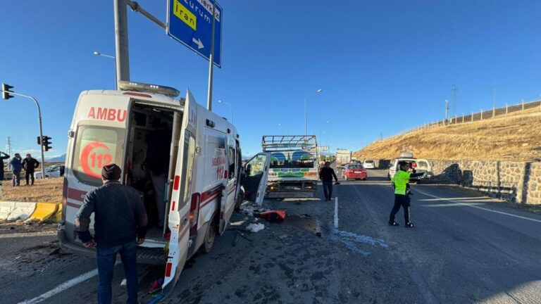 Ağrı'da ambulans ile kamyonet çarpıştı: 7 yaralı