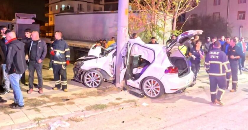 Otomobil direğe sıkıştı: 2 kişi ağır yaralandı