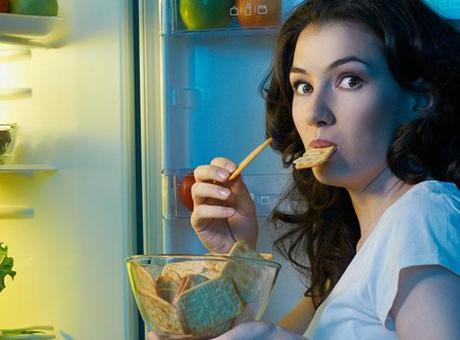 Stres, atıştırmalık krizlerini artırıyor! Yemeden önce 3 saniye duraklayın