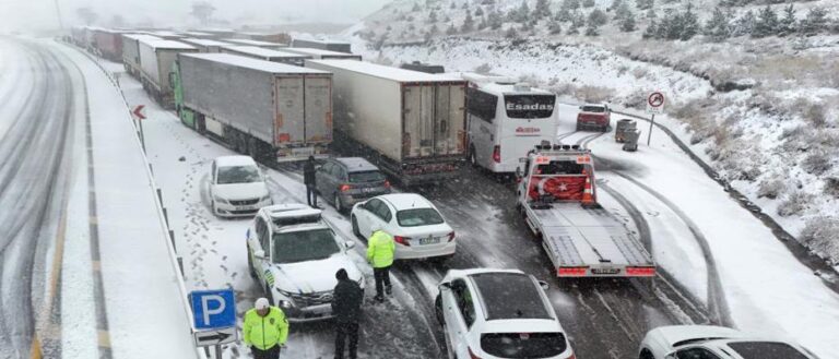 Erzincan’da Kar Fırtınası: TIR Geçişleri Yasaklandı!