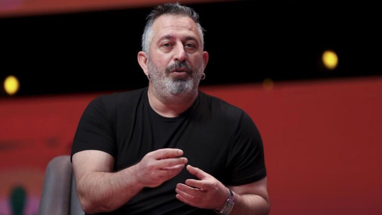 Kalp rahatsızlığı sonrası taburcu olan Cem Yılmaz’dan dikkat çeken bastonlu görüntü